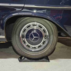 platte stukken in autobanden Mercedes oldtimer