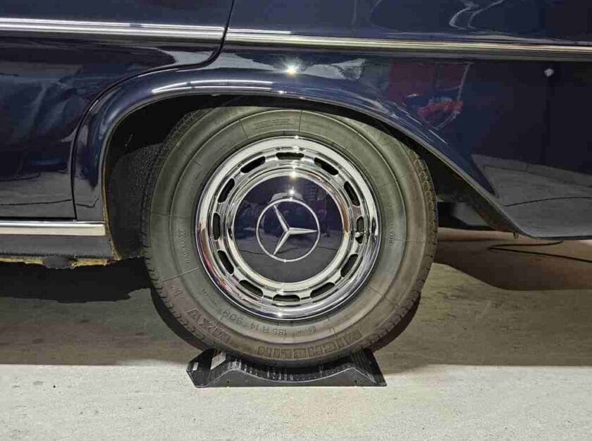 platte stukken in autobanden Mercedes oldtimer