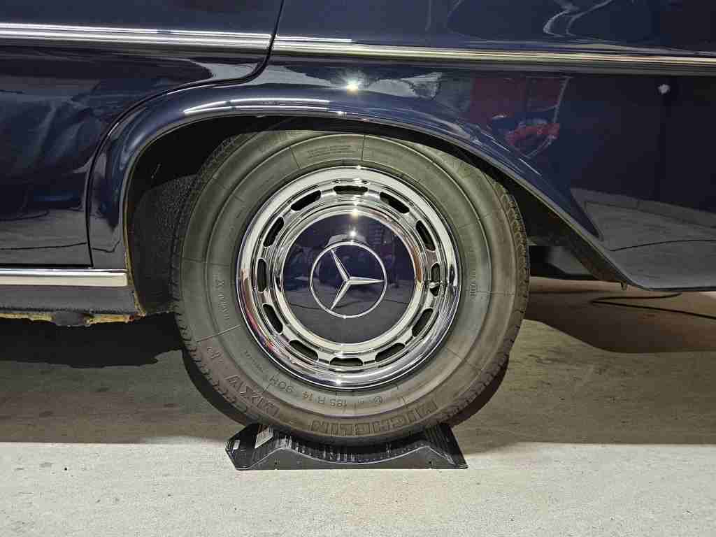 platte stukken in autobanden Mercedes oldtimer